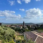 Les Guetalis Du Rocher Et Village *
