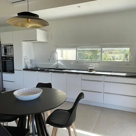 Les Guetalis Du Rocher Et Village *