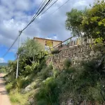 Les Guetalis Du Rocher Et Village