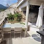 Les Guetalis Du Rocher Et Village