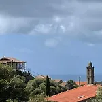 Les Guetalis Du Rocher Et Village *