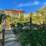 Les Guetalis Du Rocher Et Village *
