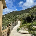 Les Guetalis Du Rocher Et Village