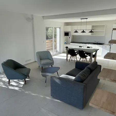 Les Guetalis Du Rocher Et Village