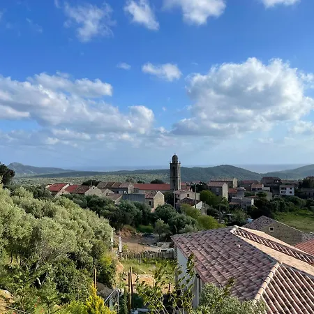 Les Guetalis Du Rocher Et Village *