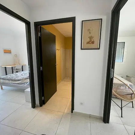 Les Guetalis Du Rocher Et Village *