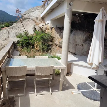 Les Guetalis Du Rocher Et Village *