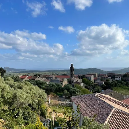Les Guetalis Du Rocher Et Village *