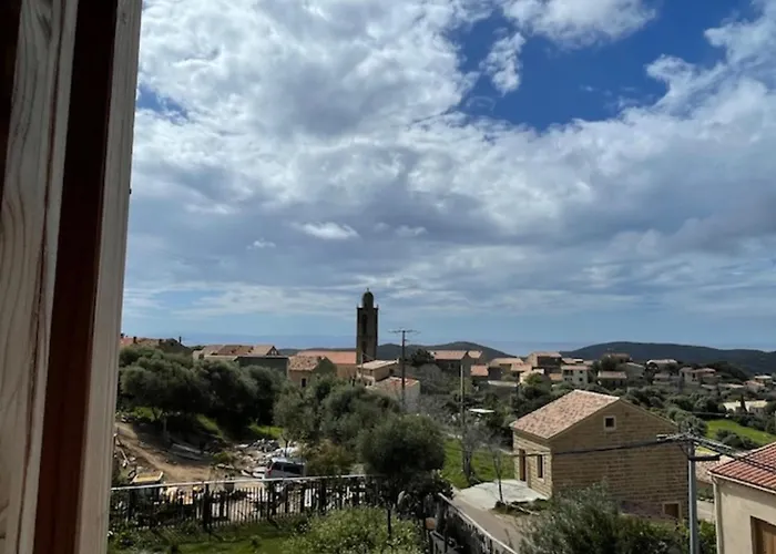 Les Guetalis Du Rocher Et Village וילה