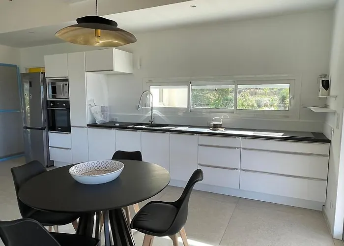 Les Guetalis Du Rocher Et Village *