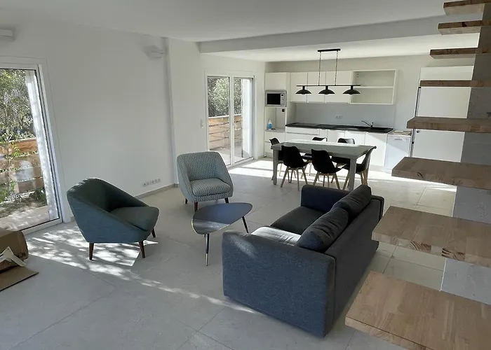 Les Guetalis Du Rocher Et Village