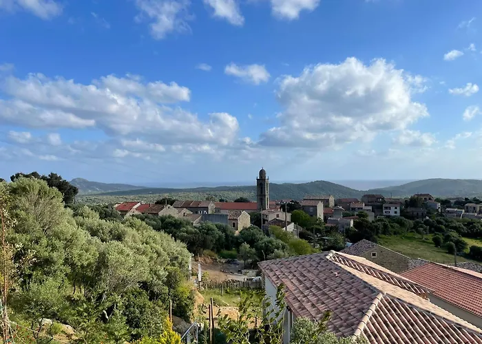 Les Guetalis Du Rocher Et Village *