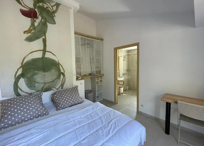 Les Guetalis Du Rocher Et Village * מונאצ'ה-ד'אולן