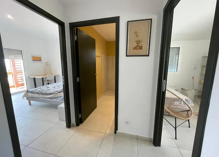 Les Guetalis Du Rocher Et Village *