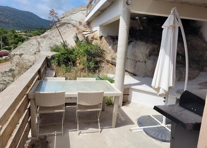 Les Guetalis Du Rocher Et Village *